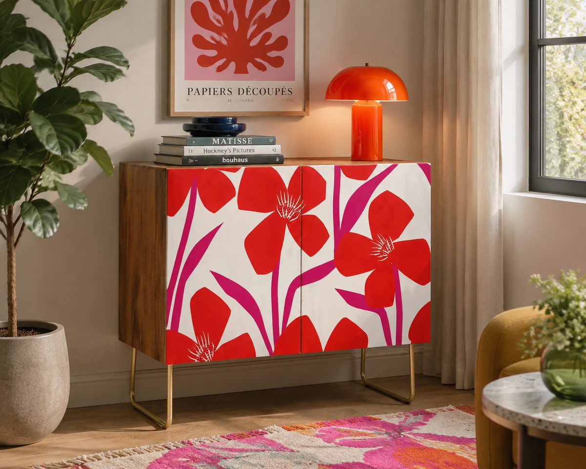 Credenza in legno con decorazioni floreali